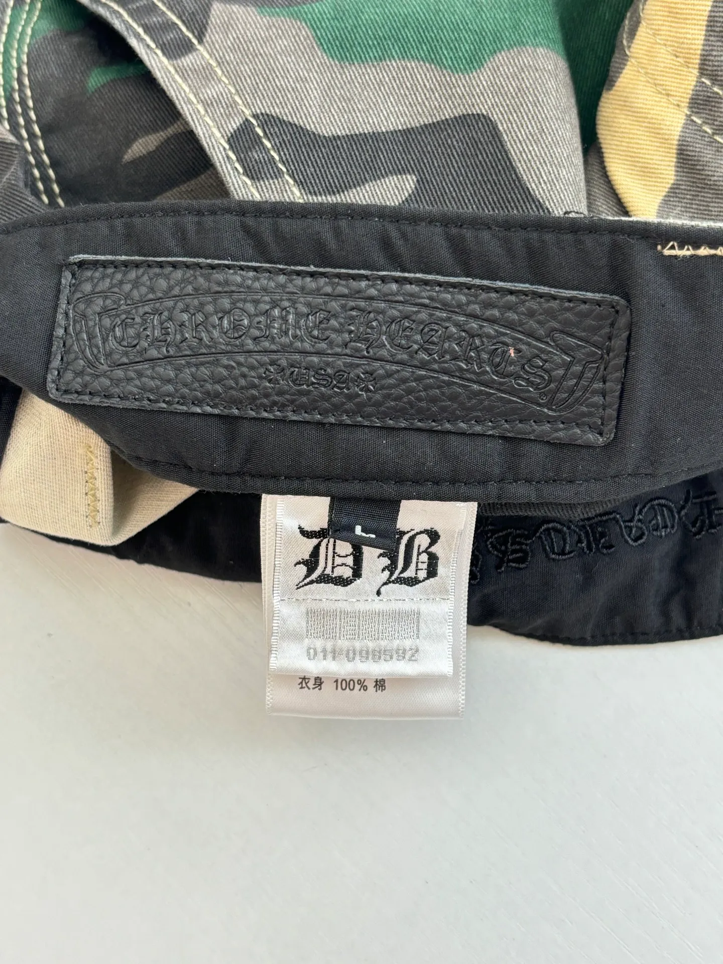P500 Chrome Heart*/Chrome Heart CH leather camouflage shorts were purchased and developed from a Los Angeles agent for US$2,980. This style is made of custom-made military canvas fabric, restored 1:1 according to the original model, and printed with camouflage patterns. The customization period for the hem sex pattern stamp is 20 days, the minimum order is 1800 pieces, and the color plate is matched. The hardware buckles are all made of electroplated 925 silver material, the weight is perfectly restored, and they are aged and oxidized to black.  Size：S/M/L/XL